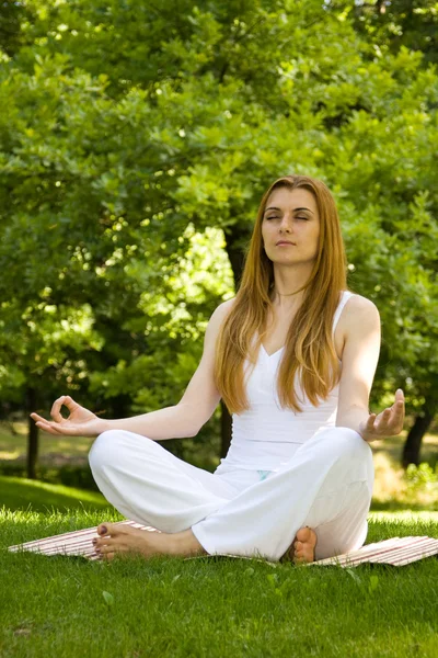 Yoga pose al aire libre —  Fotos de Stock