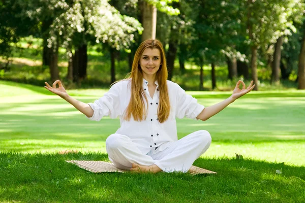 Yoga pose al aire libre —  Fotos de Stock