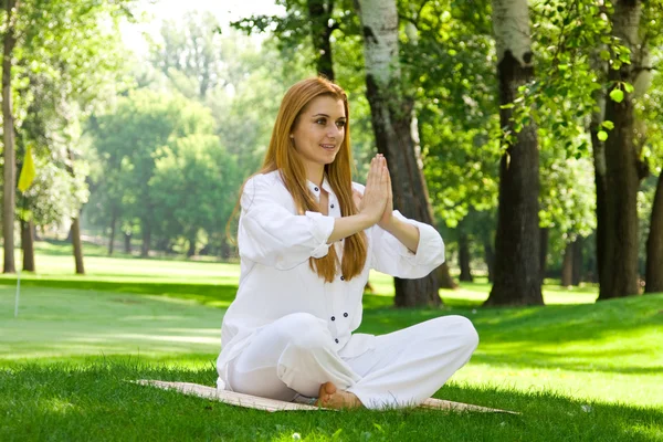 Yoga pose al aire libre — Foto de Stock