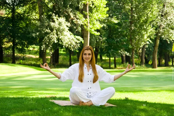 Yoga buiten pose — Stockfoto