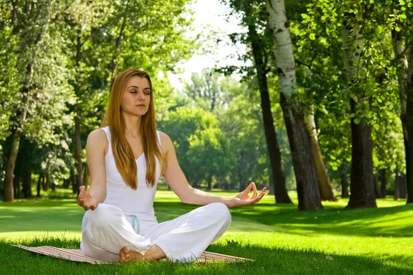 Yoga outdoor pose — Stock Photo, Image