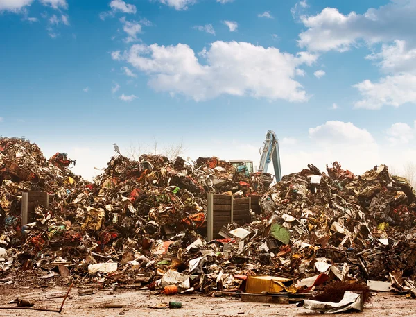 Auto recycling naar de dump — Stockfoto