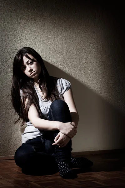 Deprimido Adolescente Chica Sentado Suelo —  Fotos de Stock