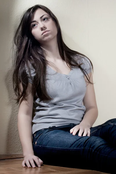 Deprimerad Tonåring Flicka Sitter Golvet — Stockfoto