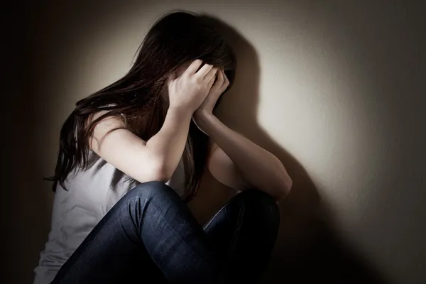 Deprimido Adolescente Menina Sentado Chão Rosto Tampa — Fotografia de Stock