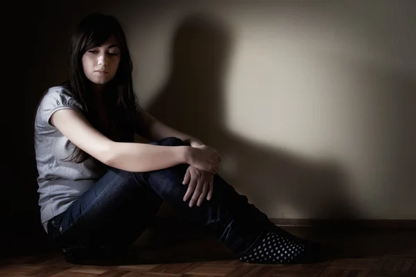 床に座って意気消沈したティーンエイ ジャーの女の子 — ストック写真