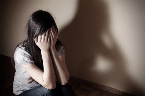 Κατάθλιψη Έφηβος Κοπέλα Καθόταν Στο Πάτωμα Κάλυψη Πρόσωπό — Φωτογραφία Αρχείου