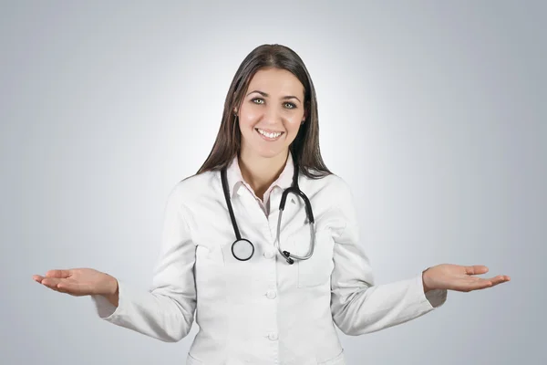 Porträtt Vänlig Kvinnlig Läkare Med Stetoskop — Stockfoto