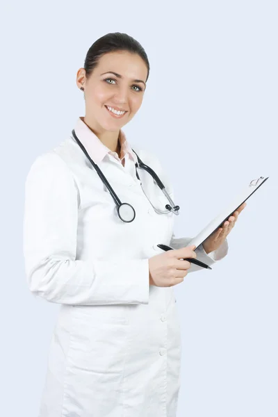 Porträtt Vänlig Kvinnlig Läkare Med Stetoskop Och Urklipp — Stockfoto