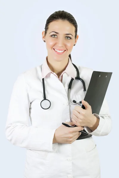 Porträtt Vänlig Kvinnlig Läkare Med Stetoskop Och Urklipp — Stockfoto