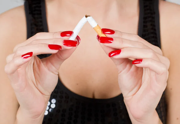 Vrouw Handen Breken Sigaret — Stockfoto