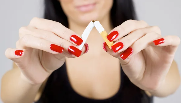 Manos Mujer Rompiendo Cigarrillo — Foto de Stock