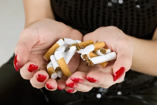 Vrouwelijke Handen Bedrijf Gebroken Sigaret — Stockfoto