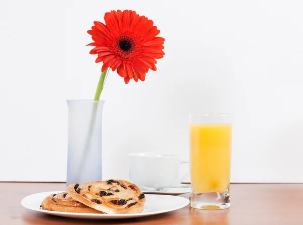 Continentaal Ontbijt Geserveerd Met Koffie Oranje Sap — Stockfoto