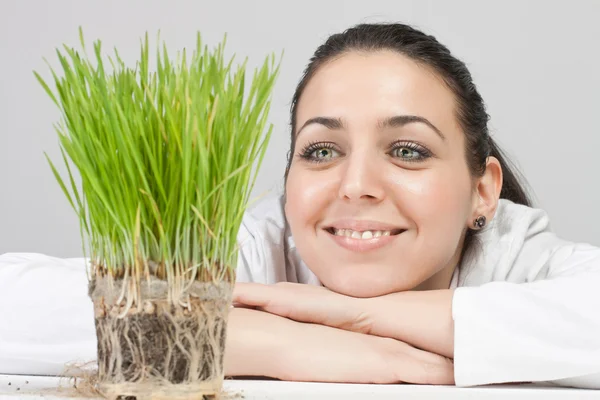 Lachende Meisje Een Plant Groeien Kijken — Stockfoto