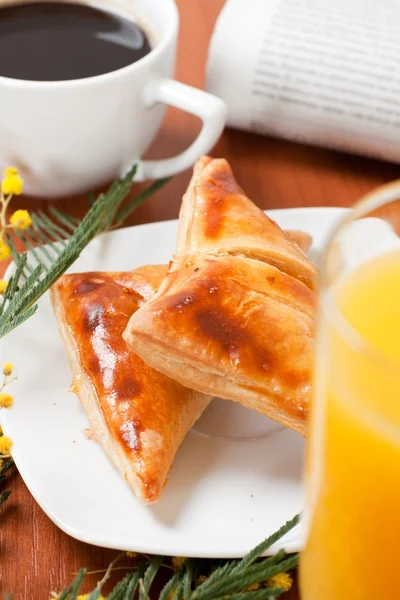 Kontinentales Frühstück Mit Kaffee Und Orangensaft — Stockfoto