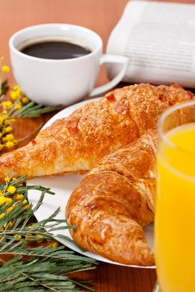 Kontinentales Frühstück Mit Kaffee Und Orangensaft — Stockfoto