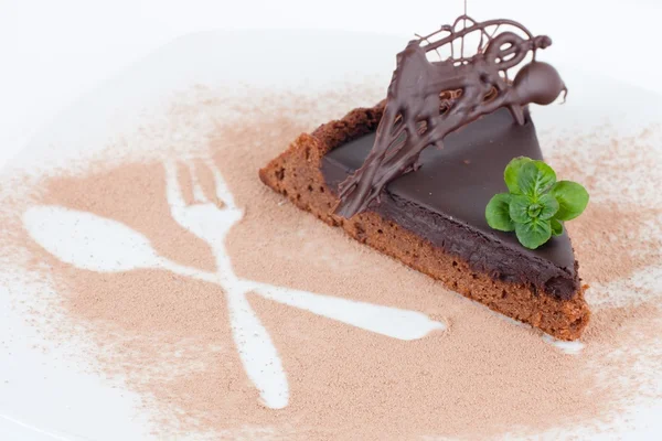 Schokoladenkuchen Mit Minzgarnitur Und Aufdruck Von Gabel Und Löffel — Stockfoto