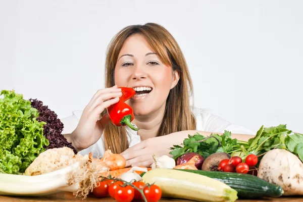 Jovem Mulher Comendo Pimenta Vermelha Com Legumes Mistos Mesa — Fotografia de Stock