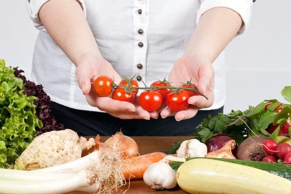 Vrouw Hands Aanduiding Verse Cherry Tomaat Met Gemengde Groenten — Stockfoto