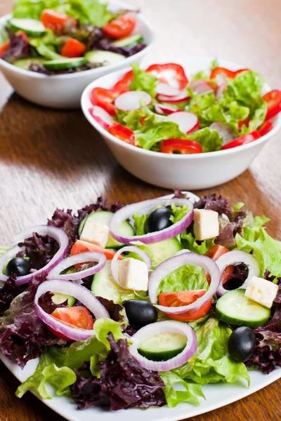 Gesunder Frischer Salat Auf Dem Tisch — Stockfoto
