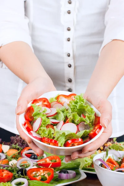 Vrouw Handen Weergegeven Verse Gemengde Salade — Stockfoto