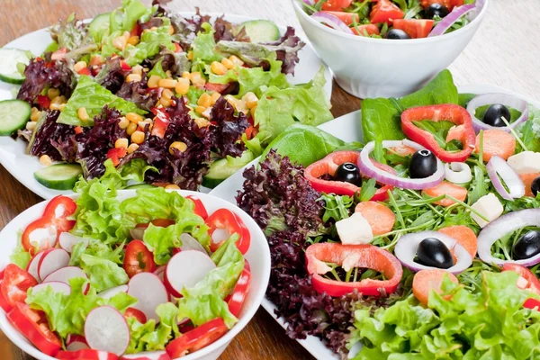 テーブルに設定されて健康的なサラダ — ストック写真