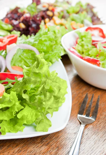 Gesunder Frischer Salat Auf Dem Tisch — Stockfoto