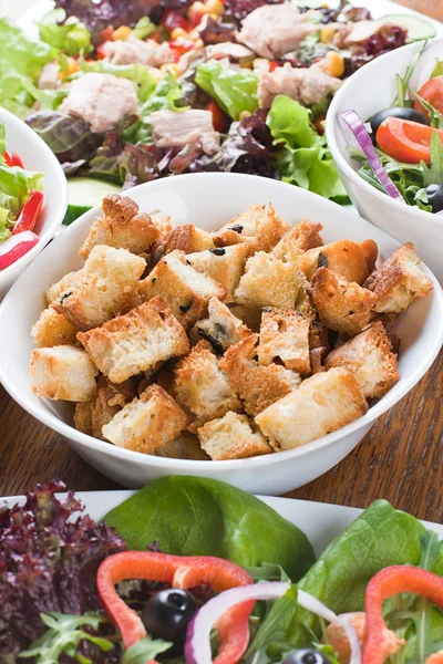 Stukken Van Vers Brood Salade Instelling Tafel — Stockfoto