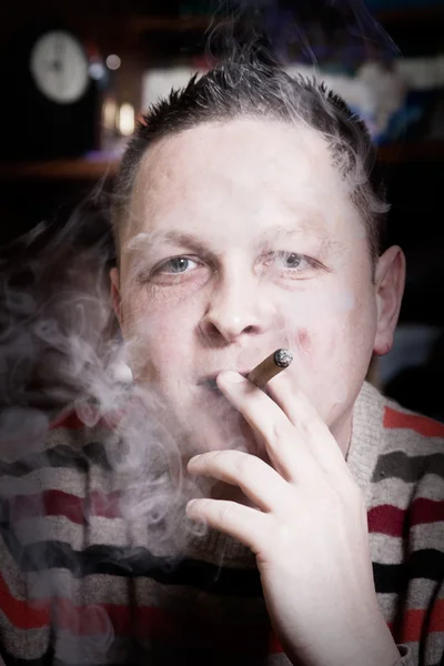 Mies tupakointi sikari — kuvapankkivalokuva