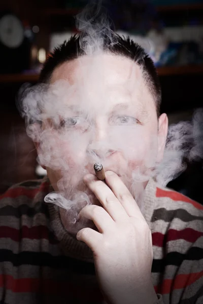 Mies tupakointi sikari — kuvapankkivalokuva