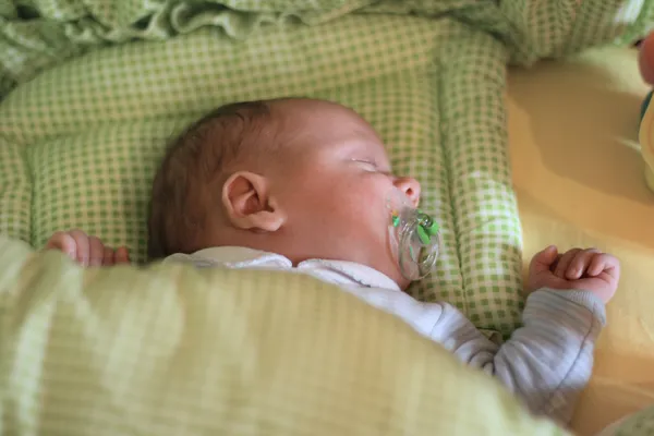 Slapende baby — Stockfoto