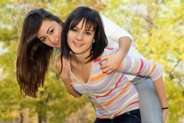 Szczęście przyjaciele nastolatek — Zdjęcie stockowe