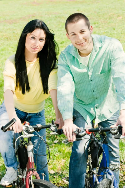 骑自行车的夫妇 — 图库照片