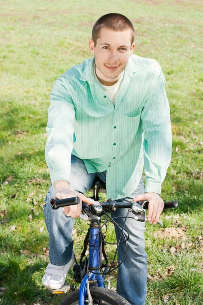 Hombre joven en bicicleta al aire libre —  Fotos de Stock