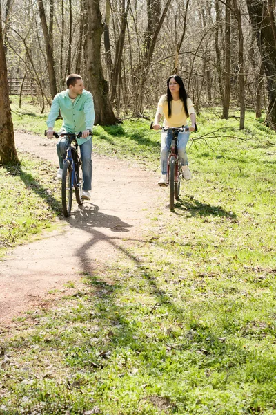 Paar auf dem Fahrrad im Freien — Stockfoto