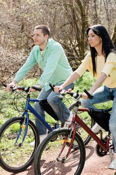 Casal na bicicleta — Fotografia de Stock