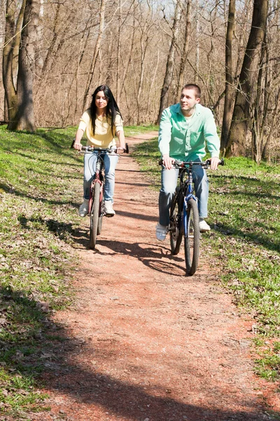 Para na rowerze na świeżym powietrzu — Zdjęcie stockowe