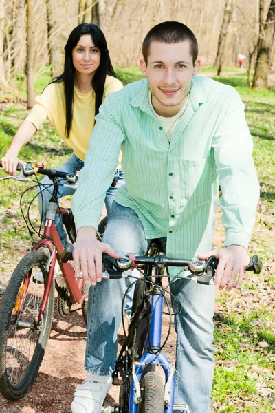 骑自行车的夫妇 — 图库照片
