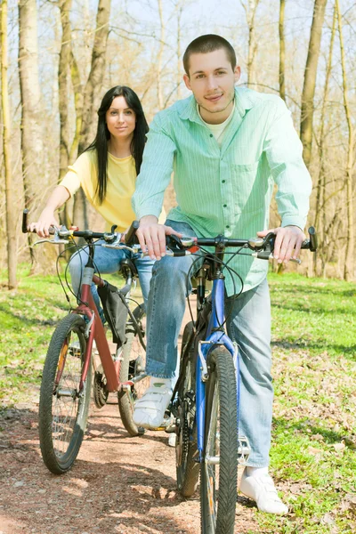 自転車で二人 — ストック写真