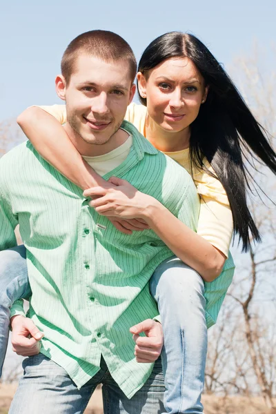 Jovem casal divertido ao ar livre — Fotografia de Stock