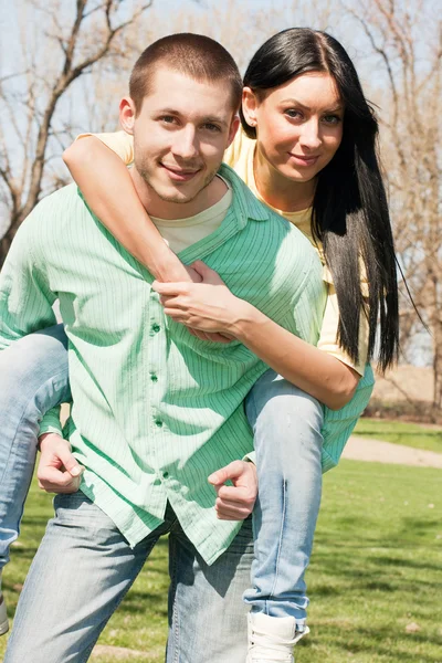 Jovem casal divertido ao ar livre — Fotografia de Stock