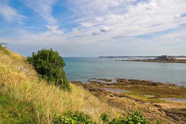 Das Meer in der Nähe von Saint Malo in der Bretagne, Frankreich — Stockfoto