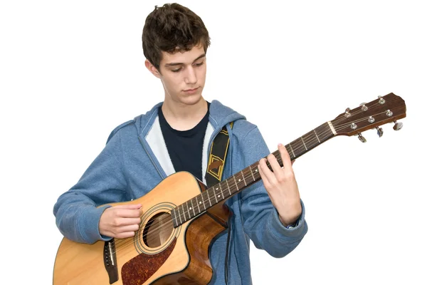 Adolescente tocando guitarra acústica no fundo branco — Fotografia de Stock