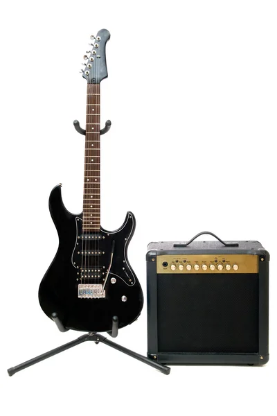 Chitarra elettrica e amplificatore isolato su sfondo bianco — Foto Stock