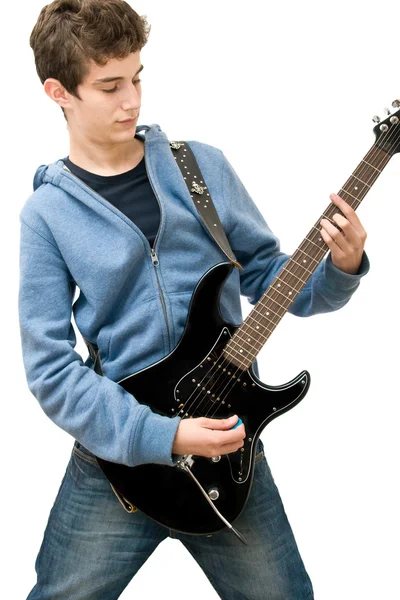 Подросток играет на электрогитаре на белом фоне — стоковое фото