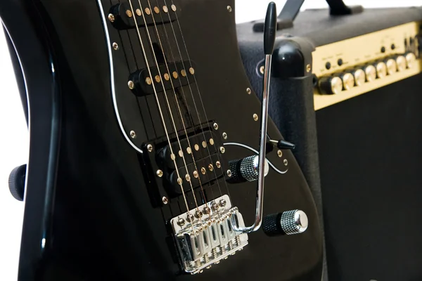 Elektrische gitaar en versterker geïsoleerd op een witte achtergrond — Stockfoto