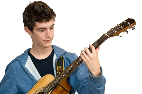 Подросток играет на акустической гитаре на белом фоне — стоковое фото