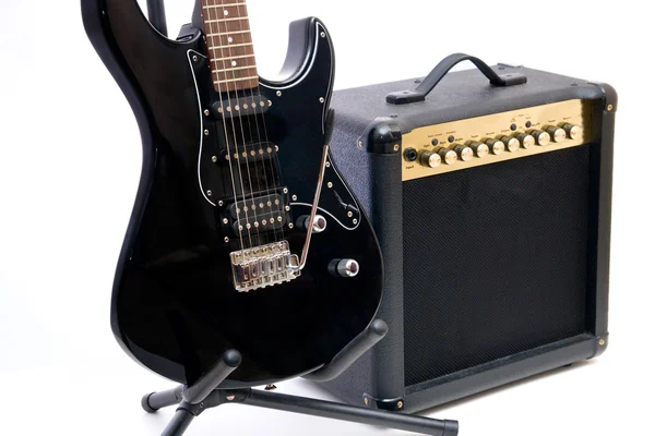Електрична гітара та підсилювач ізольовані на білому фоні — стокове фото