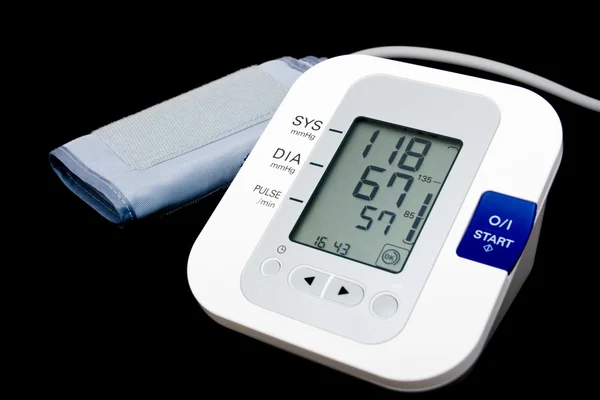 Digitales Blutdruckmessgerät isoliert auf schwarz — Stockfoto